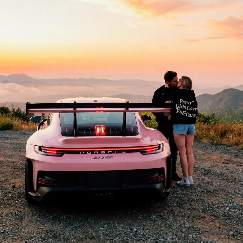Porsche y pareja